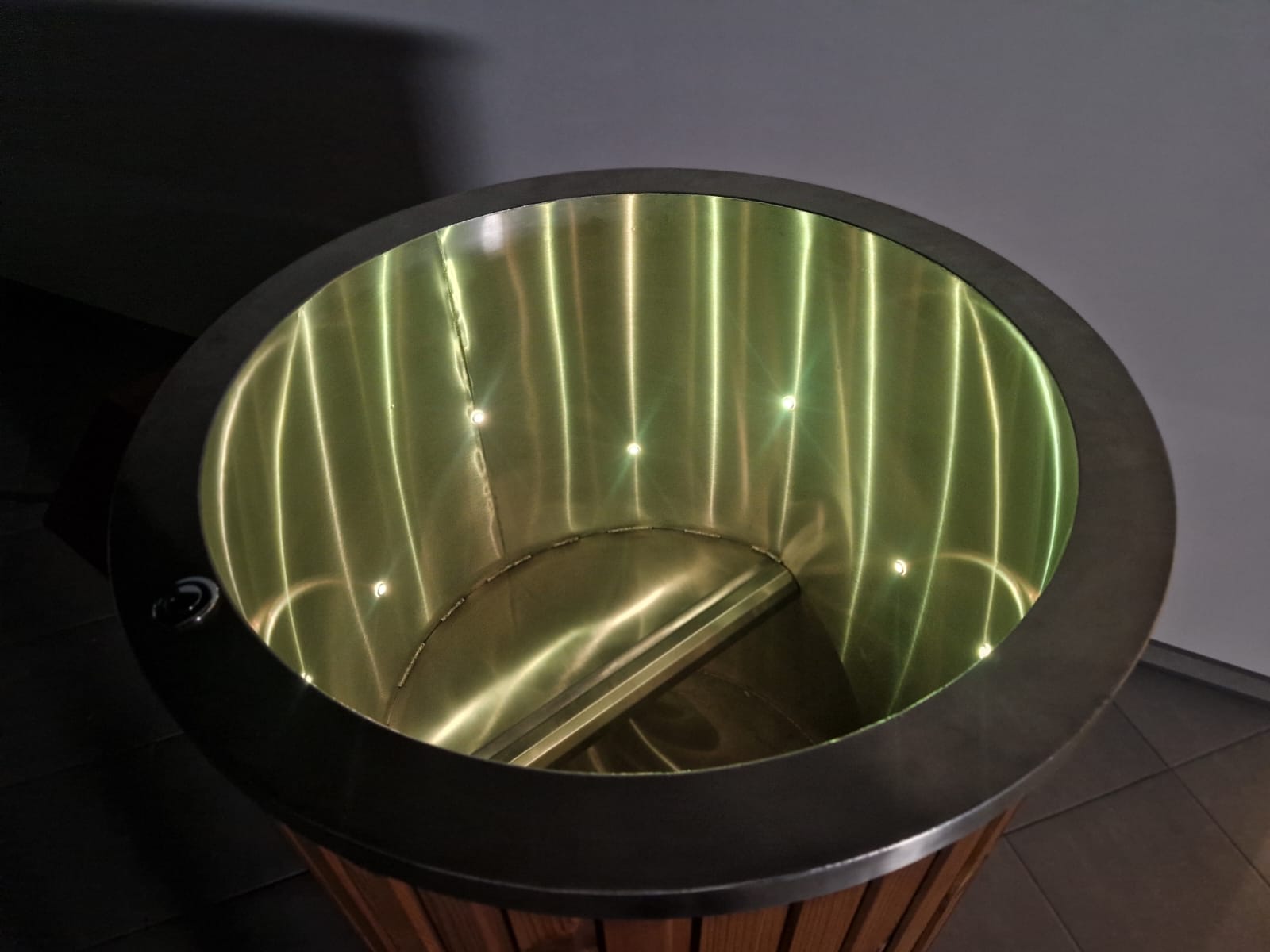 Cold plunge tub with chiller – outdoor ice bath for wellness, health and therapy