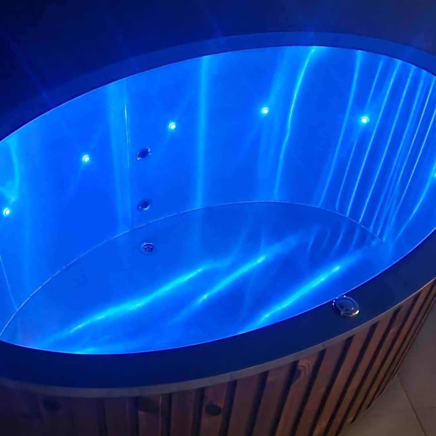Ice bath tub and cold plunge pool with chiller system for home and fitness recovery