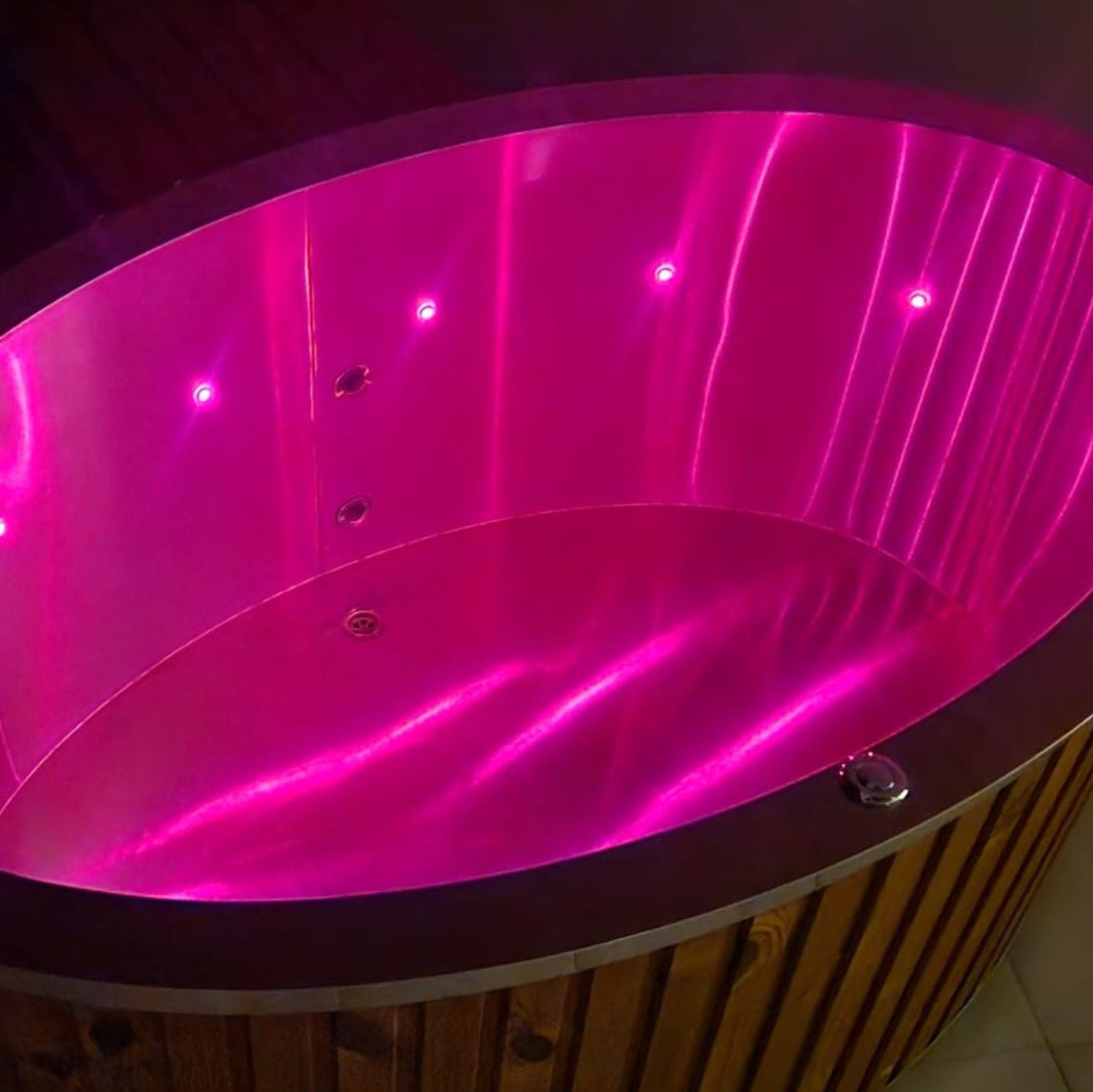 Ice bath tub and cold plunge pool with chiller system for home and fitness recovery