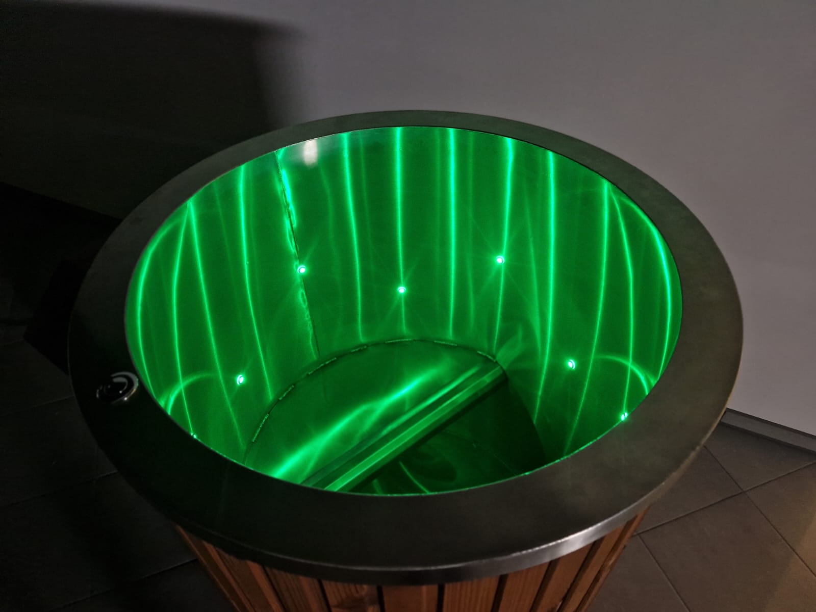 Ice tub and cold plunge spa with integrated chiller for athletes and fitness recovery