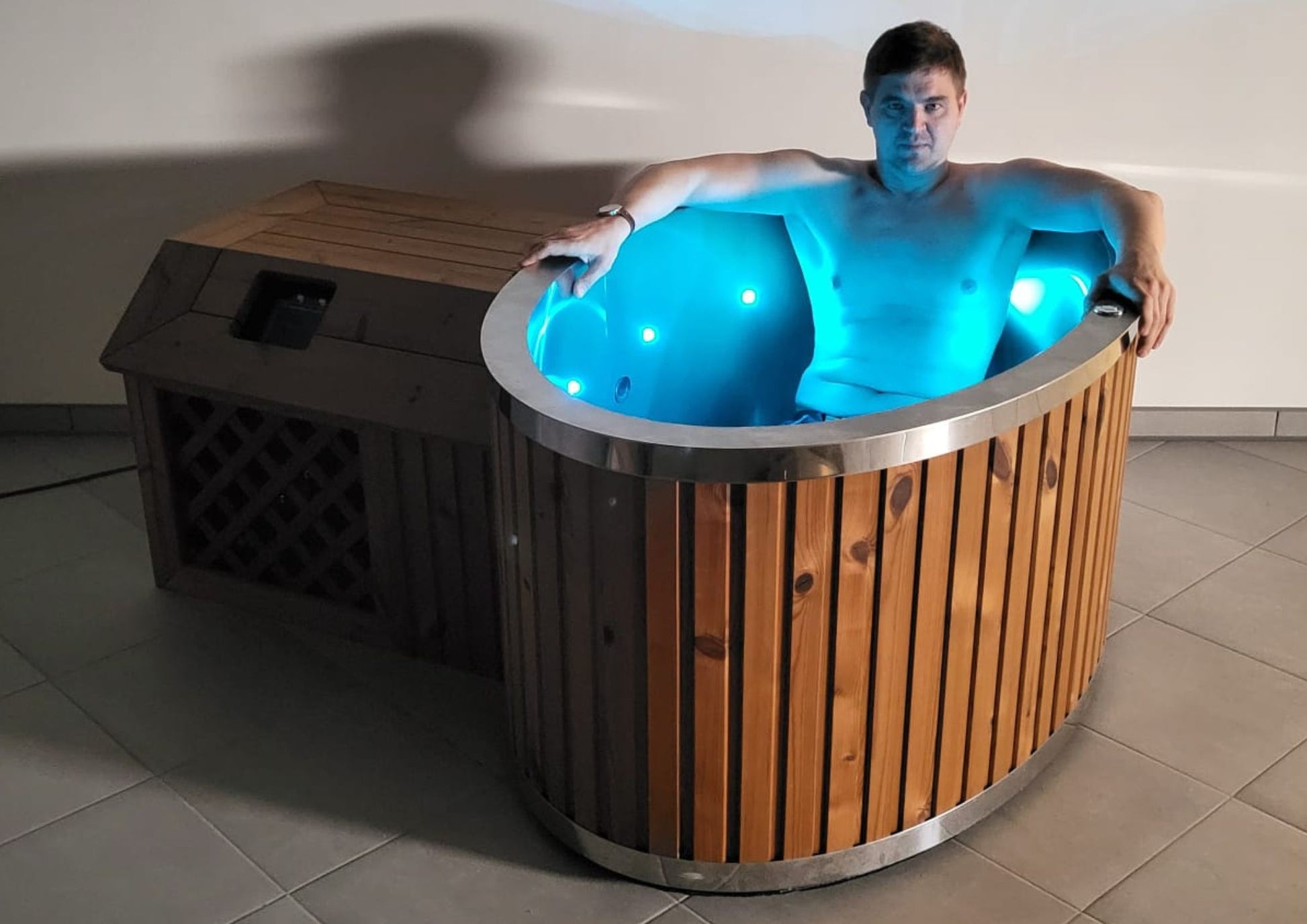 Ice tub and cold plunge spa with integrated chiller for athletes and fitness recovery