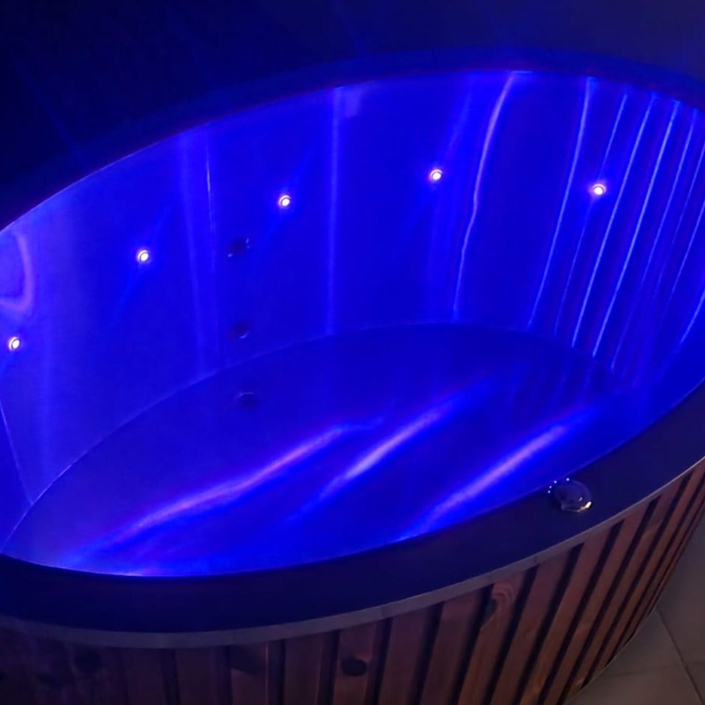 Outdoor cold plunge ice tub with powerful chiller for fast muscle recovery and spa use