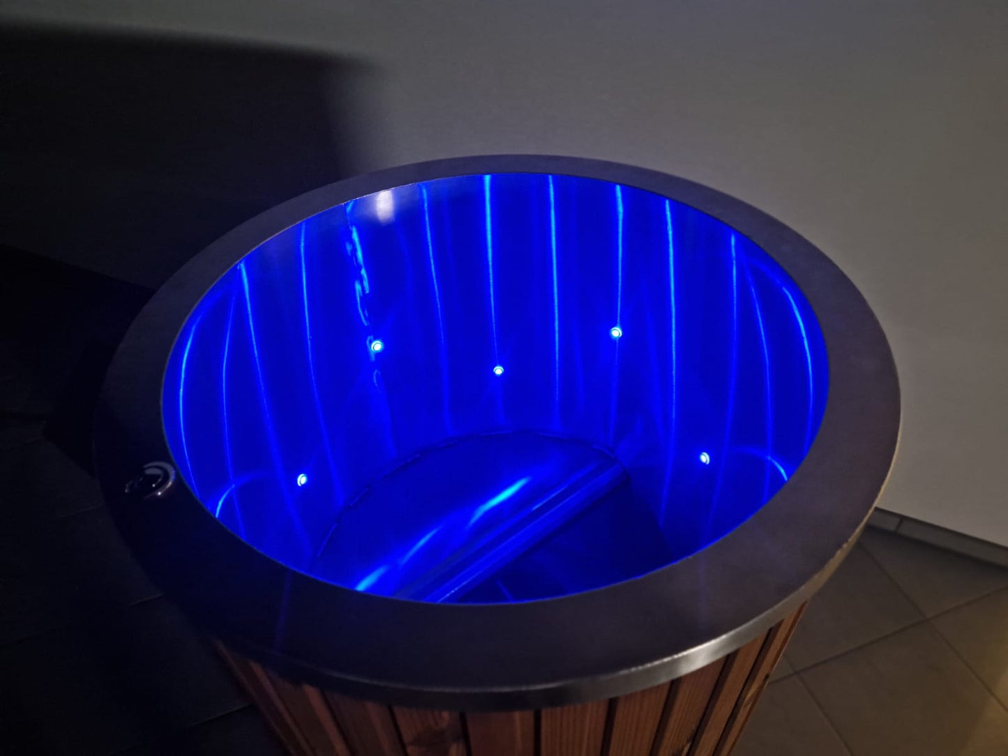 Premium ice tub with chiller – cold plunge bath for recovery and wellness in Europe